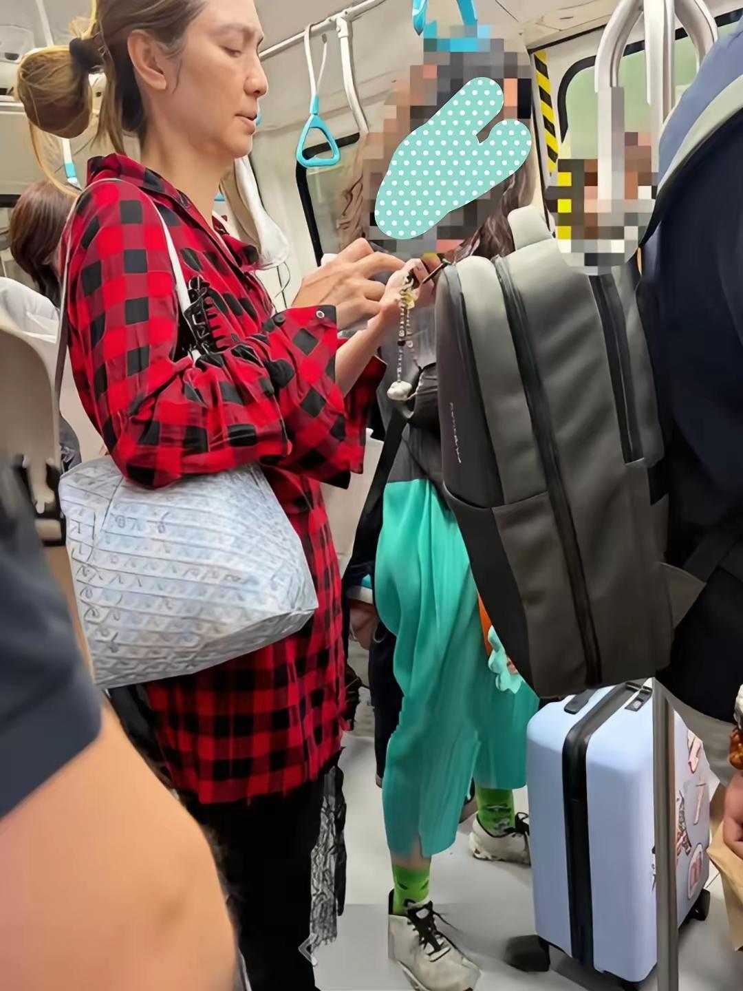 素颜的洪欣，看着也不年轻了，跟化妆美颜后的状态差很多。也很朴实，一个人挎着大包