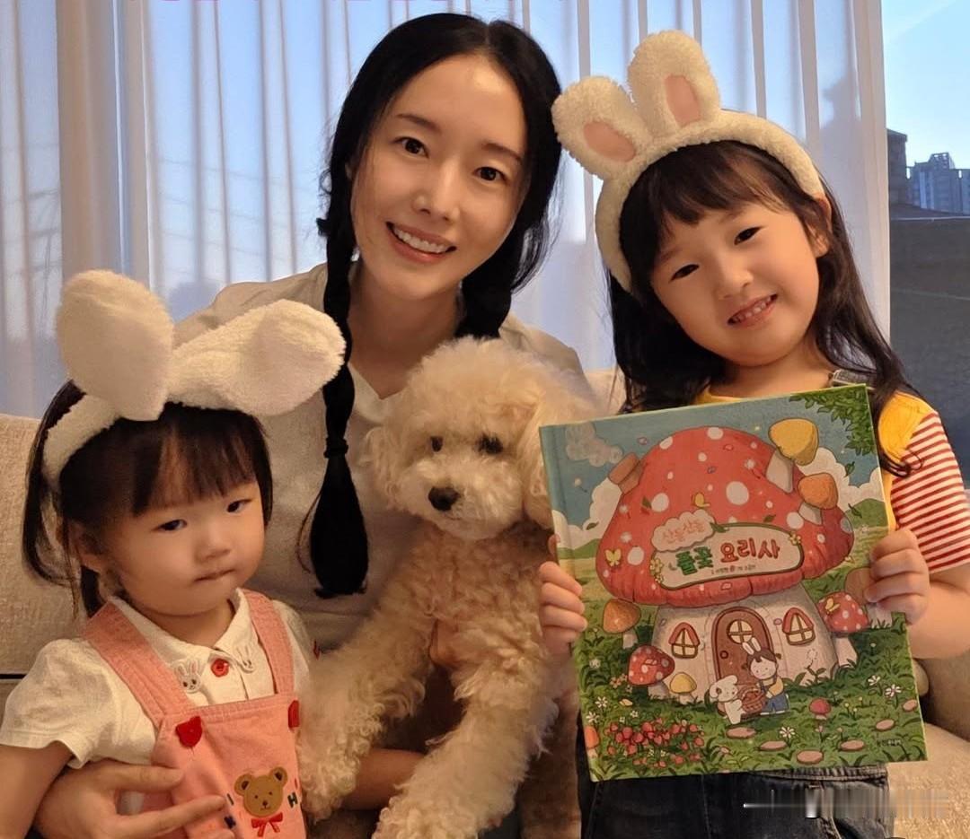韩国著名女歌手李贞贤——被誉为开创亚洲韩流先河的代表人物，那位以“小拇指麦克风”