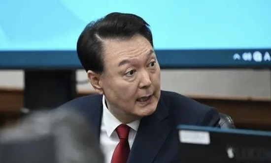 尹锡悦变脸比翻书快，要完！尹锡悦之前硬气得很，说啥也不配