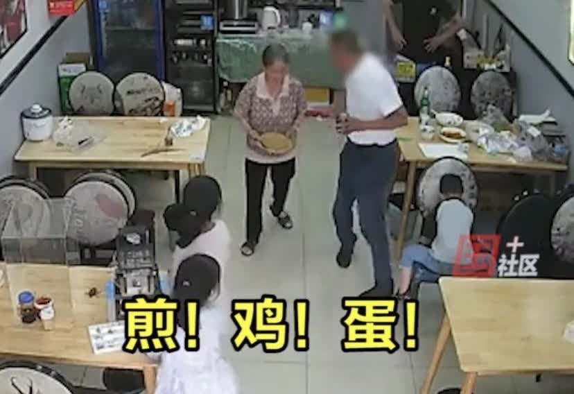就不能惯着这种人！江苏扬州，一男子进餐馆后点了份炒饭加鸡蛋，但因为自己没说清楚，