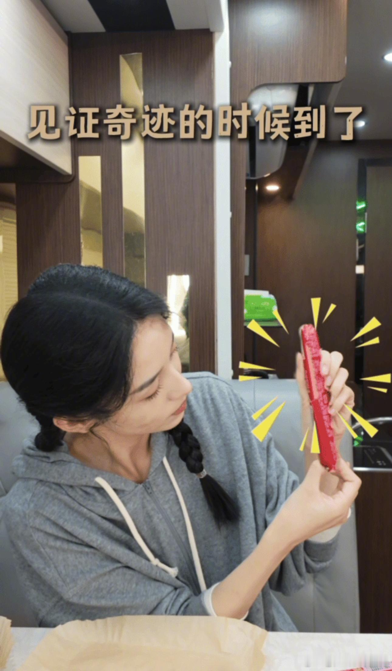 周也邪修式爆改火腿肠没想到火腿肠还能这么吃。编织造型好看又入味，烤好后香味四溢