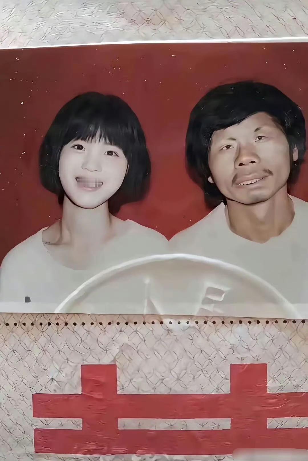 这届网友可太懂“遗传的参差”啦！瞧这照片，直接把人笑得腹肌都要出来了——左边我