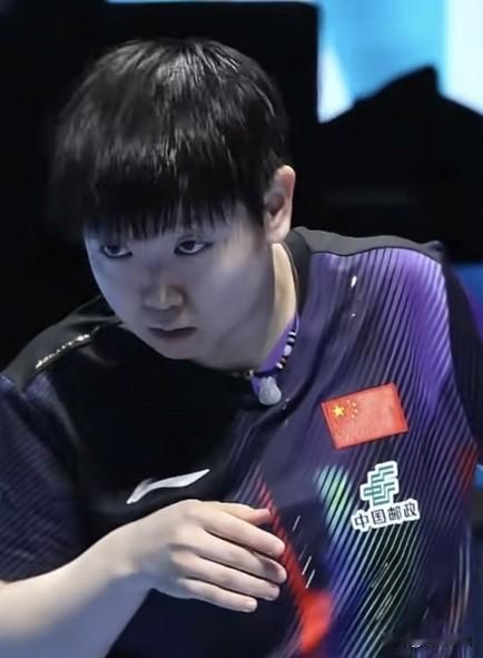 可爱的莎宝贝上线了，每次看到莎莎可爱的样子，都是那么招人稀罕，乒乓球拍是擦了又擦