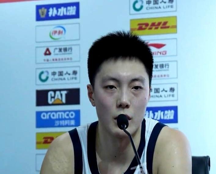 广东队这盘棋，杜锋快没子儿可下了，季后赛的对抗强度上来就很猛，正牌后卫被对手针对