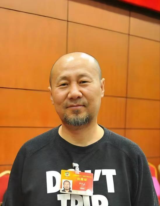 当年，腾格尔因为喝酒花了600多万，开的四个酒楼也倒闭了，妻子哈斯高娃直接离开了
