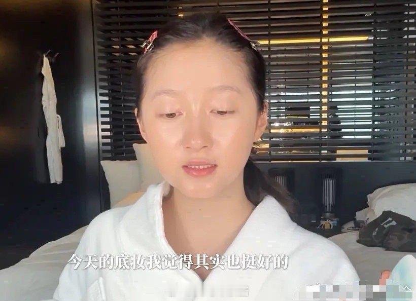 讲真....第一眼我没认出来是关晓彤，素颜皮肤很好，但是妆后五官更立体​​​