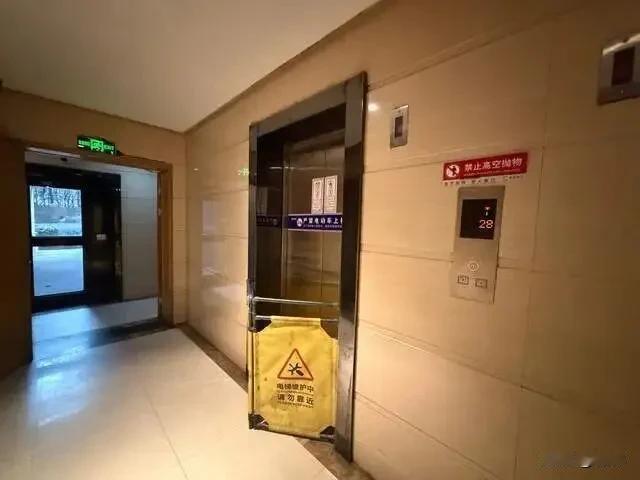 西安一小区电梯故障，男子疑因踩空坠亡！12月27日，西安市紫郡长安小区南区D
