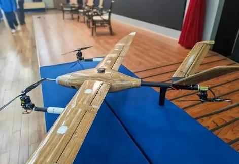 美国正在全球东凑西拼调弹药，中国这边用一根竹子造出了无人机，重量压到碳纤维的五分