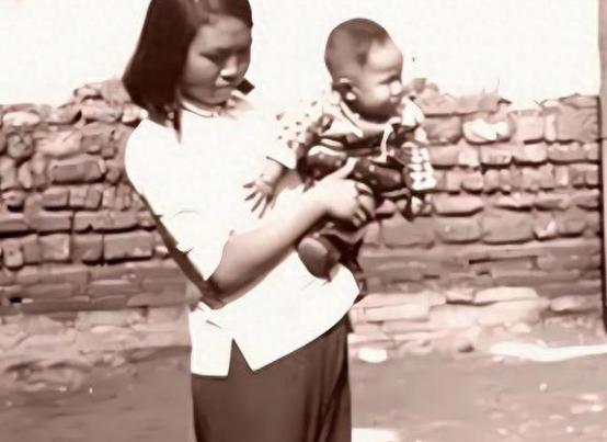 1942年春，一位女情报员抱着两岁的儿子去送信，半路却被特务抓住。突然，女情报员