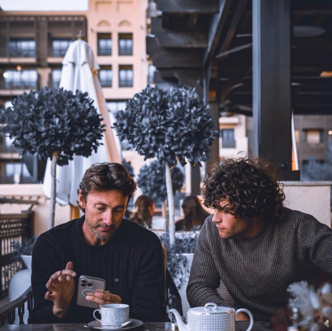 什么情况！费雷罗宣布他将于2026年加入高尔夫球手安赫尔·阿约拉的团队。“非常高