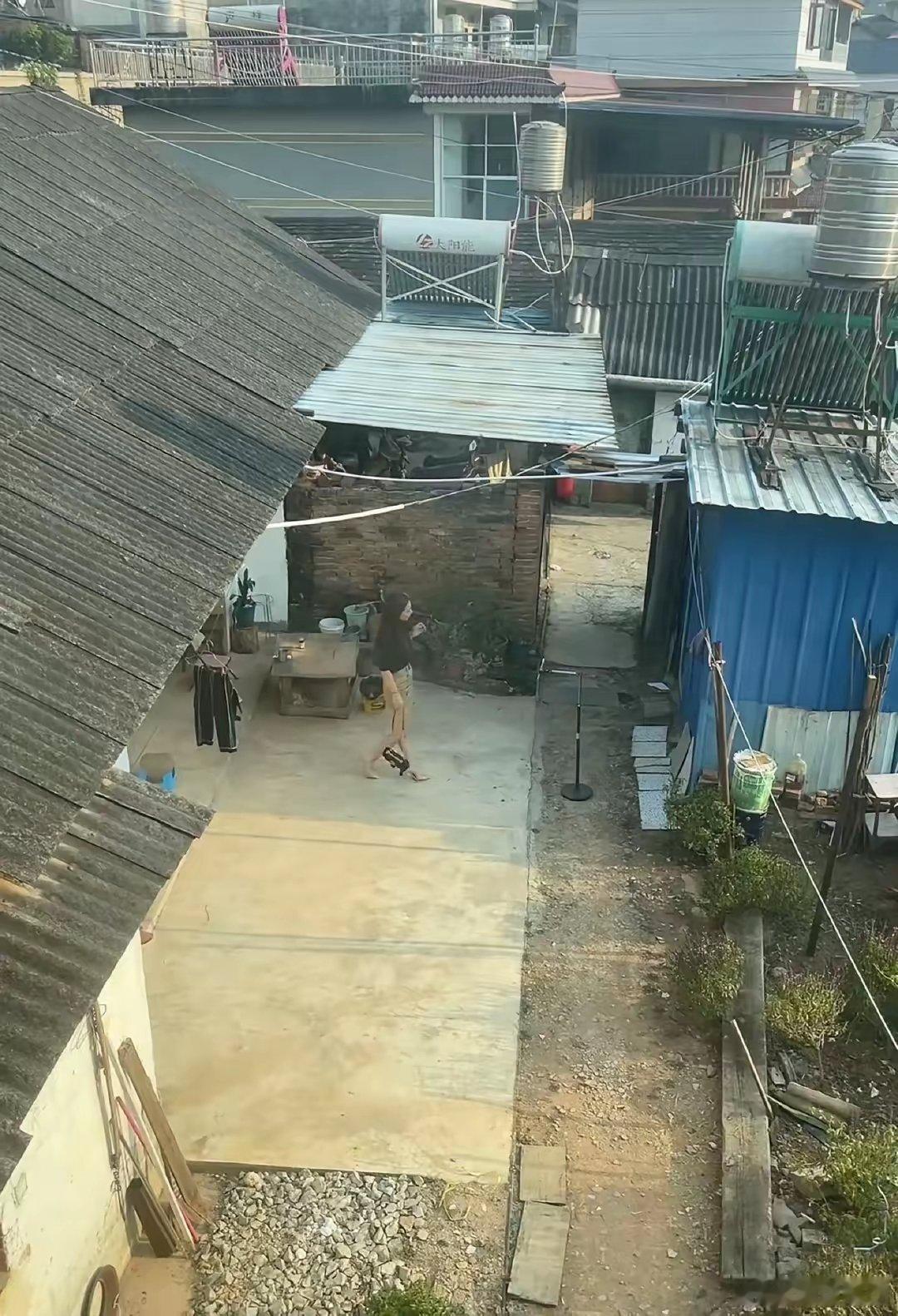 这是哪儿的城中村，感觉条件很差。[笑着哭]​​​