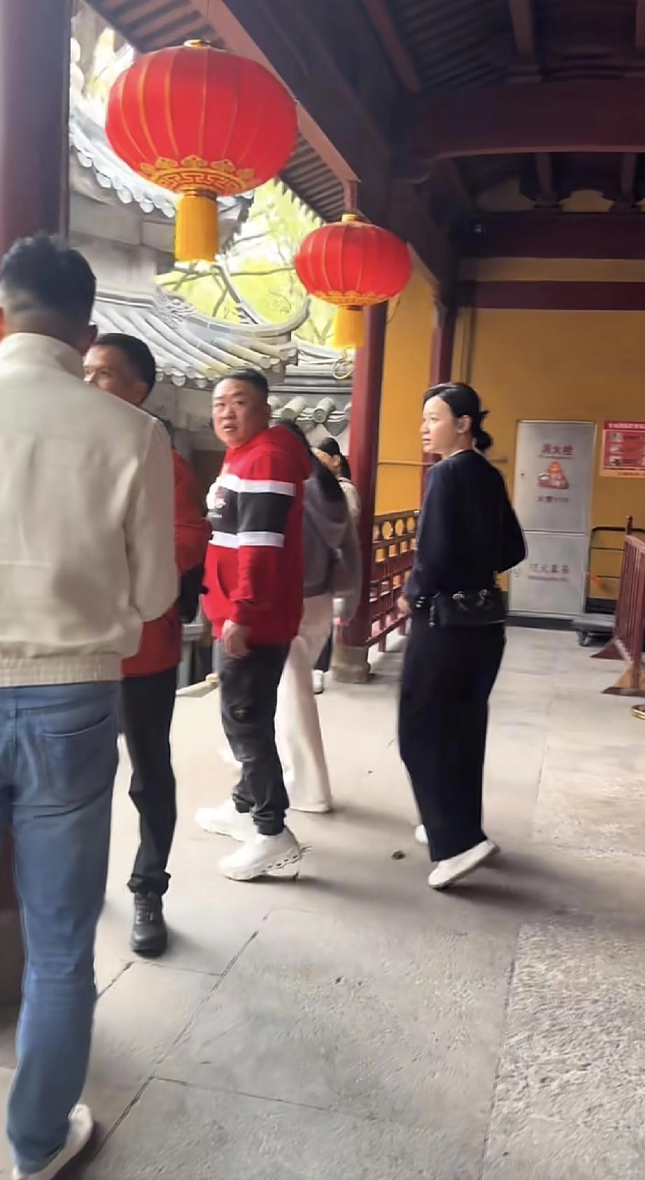 普陀山佛光普照，叶一茜素颜合十，田亮则虔诚叩拜。结婚19年的“跳水王子”和“超