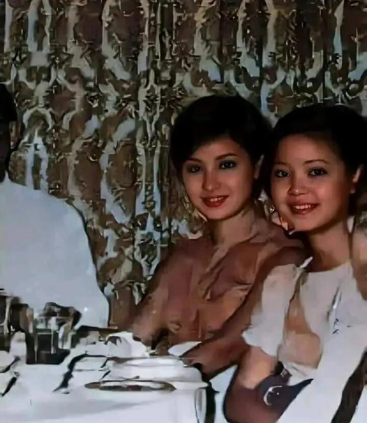 她两位是台湾演艺圈传奇般的人物，这张老照片显得非常珍贵！