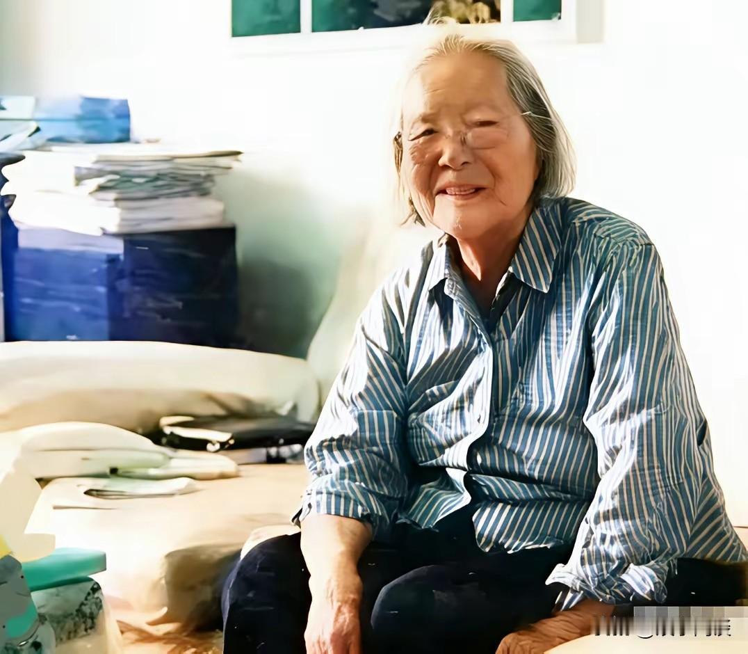看这张2003年的照片，是退休之后的傅作义女儿傅冬菊。看上去就是一位和蔼普通的