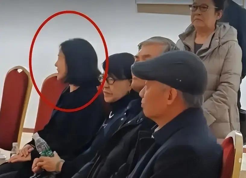 竟然有人批评翁帆不该笑。49岁的翁帆在杨振宁去世46天后，首次公开露面，和母亲