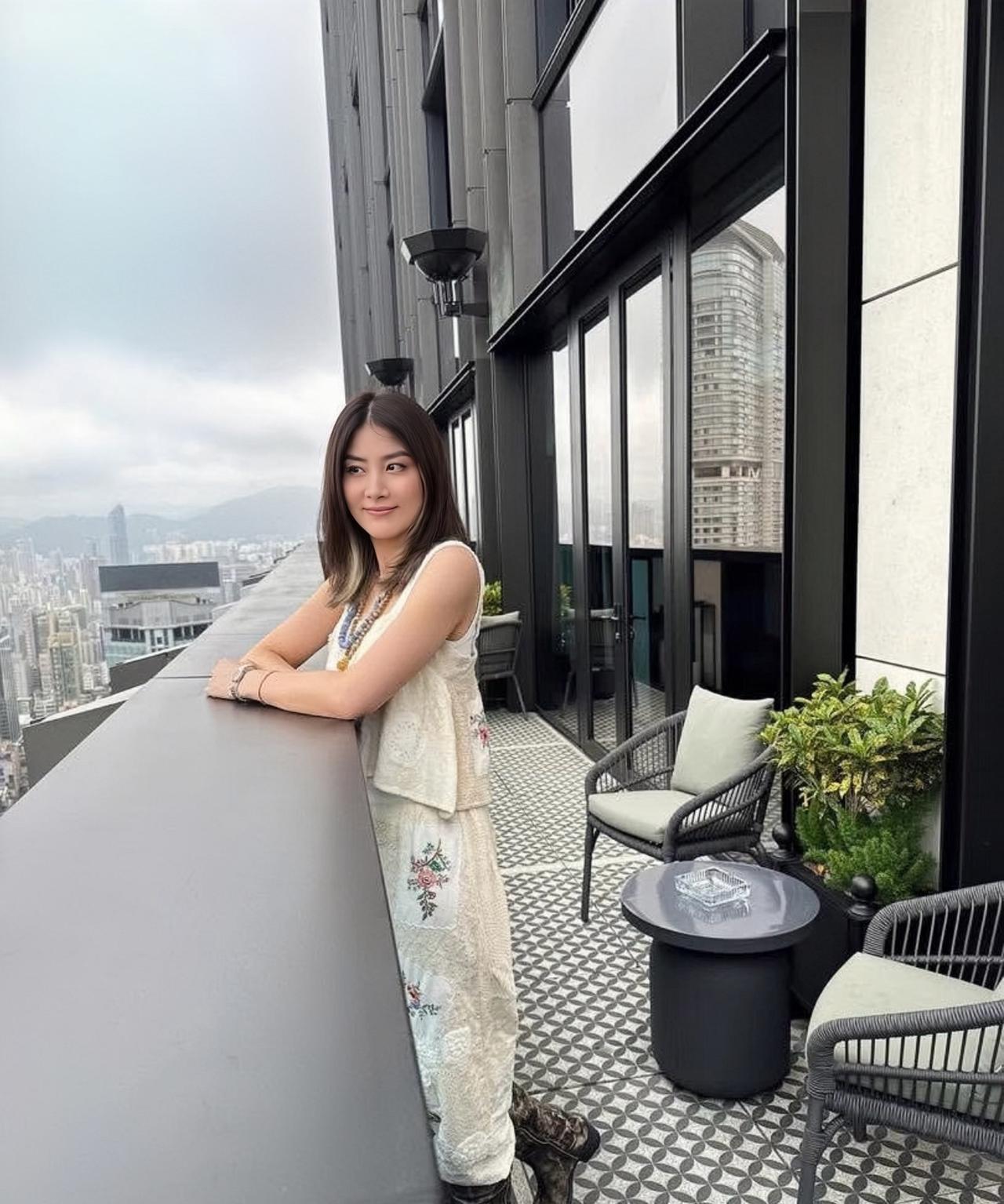 近日，陈慧琳在香港连开10场演唱会后，喝个下午茶，稍作休息，放松一下的画面。K