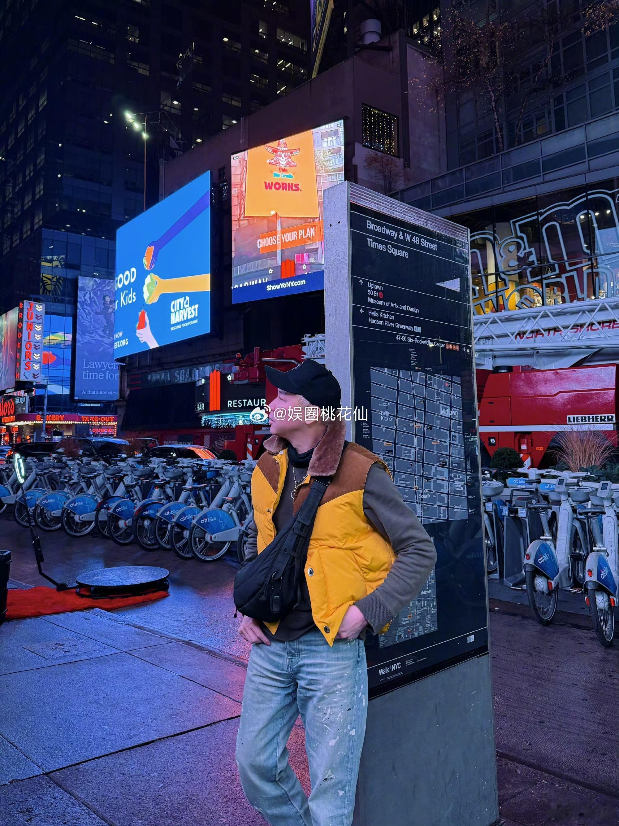 陶喆穿成了美式热狗陶喆北美巡演日常曝光，这身穿搭活脱脱一个美式热狗，可爱又有创