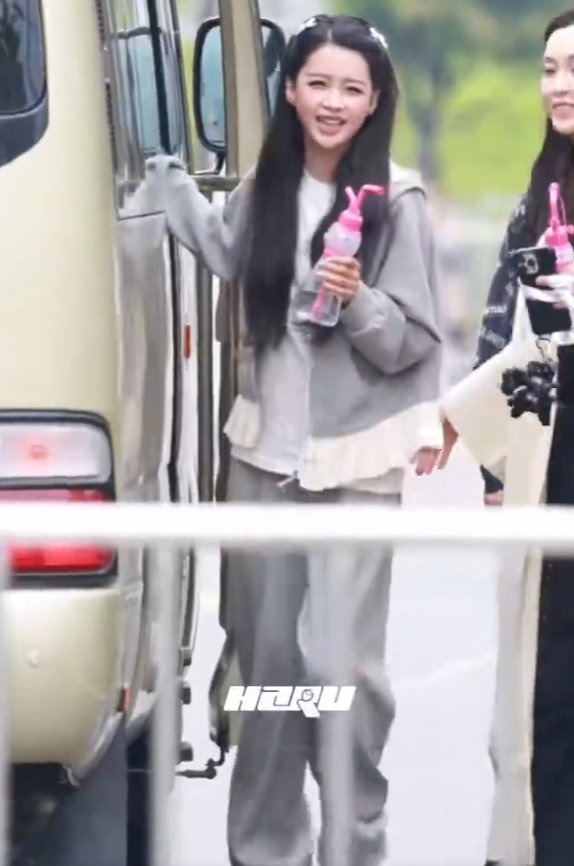 孙怡的裤子短一截孙怡裤子是不是有点短了不管网友怎么讨论裤子长短，孙怡已经穿着它