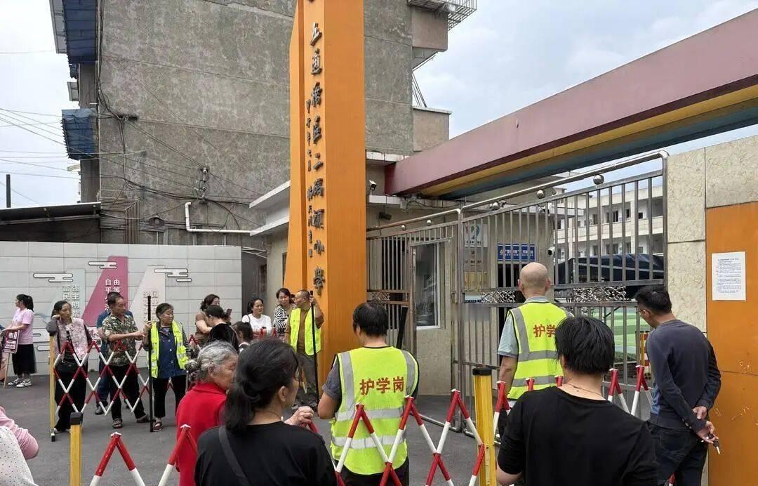 护学岗上站着的四个人，全是爷爷奶奶，最大的67岁。而这是学校改成“自愿报名”的第二天。四川乐山二码头