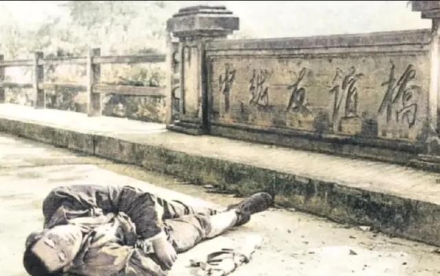 1979年2月6日，正在中越友谊桥上执勤的边防战士王周突遭越军枪击当场牺牲！烈士