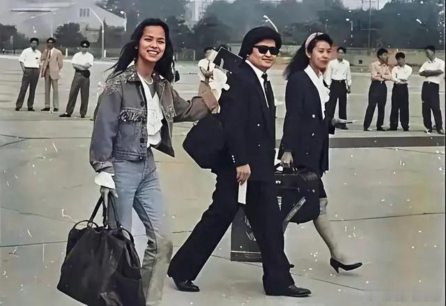 翻到1990年韦唯与刘欢的亚运村合影！26岁的韦唯与27岁的刘欢，并肩同行间满是