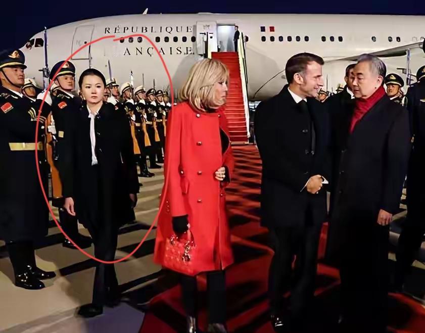 马夫人身后的这位是谁？看着不像法国人哒。