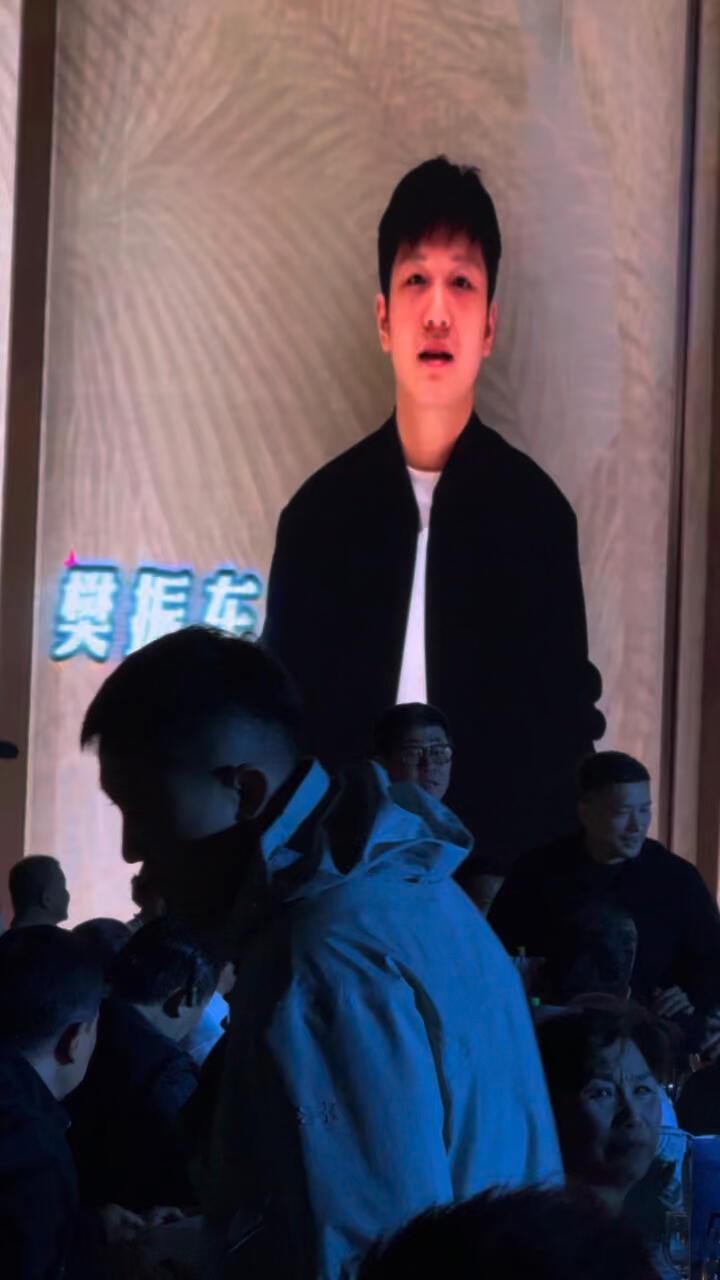 樊振东给黄雅琼和刘雨辰送结婚祝福，东哥不远万里也要给好友送结婚祝福！小胖下次自