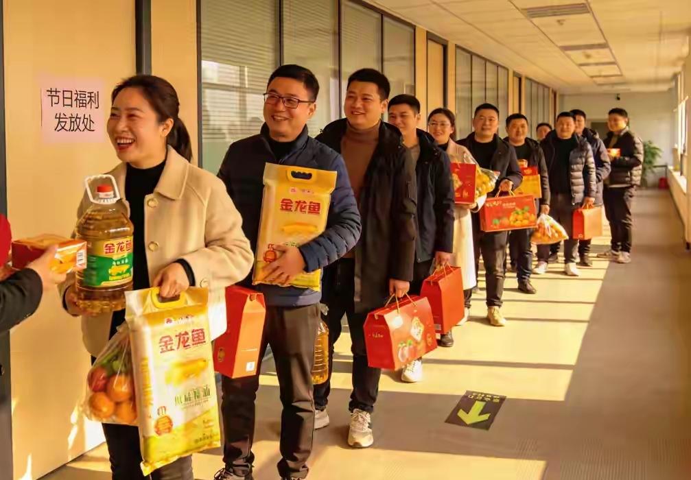 单位每年的福利基本上是2000，严禁发购物卡其实同志们都知道，发实物才有机会搞