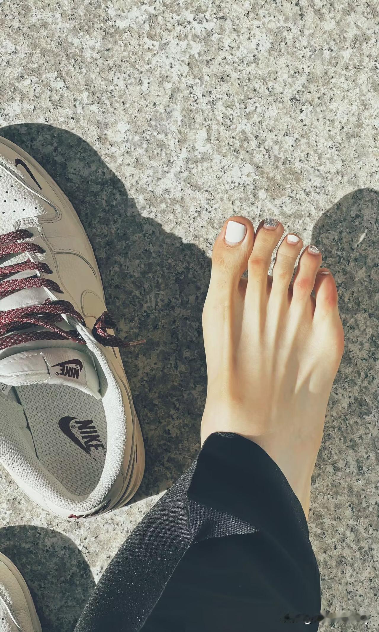 花了几百块买了双361的鞋子，没想到我这脚型竟被磨出了血印子。以前我总穿尖头鞋，