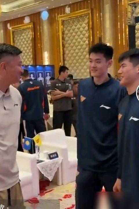 杜锋不当主教练了，回到宏远出征仪式上，张口就是嘉哥杰哥。走到陈家政跟前，直接来一句：火气是不是太大了
