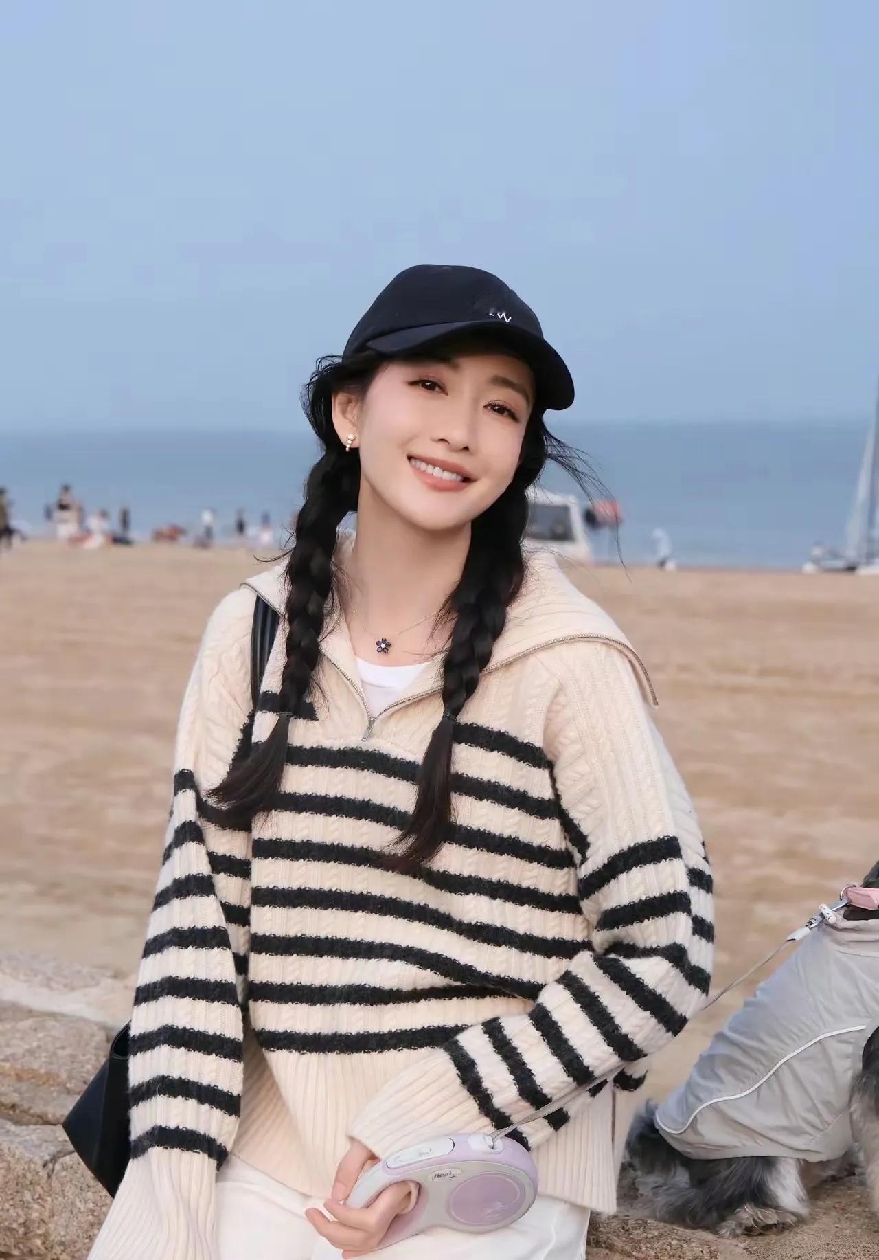王鸥海边假日随拍，条纹毛衣配双麻花辫，温柔又元气。王鸥