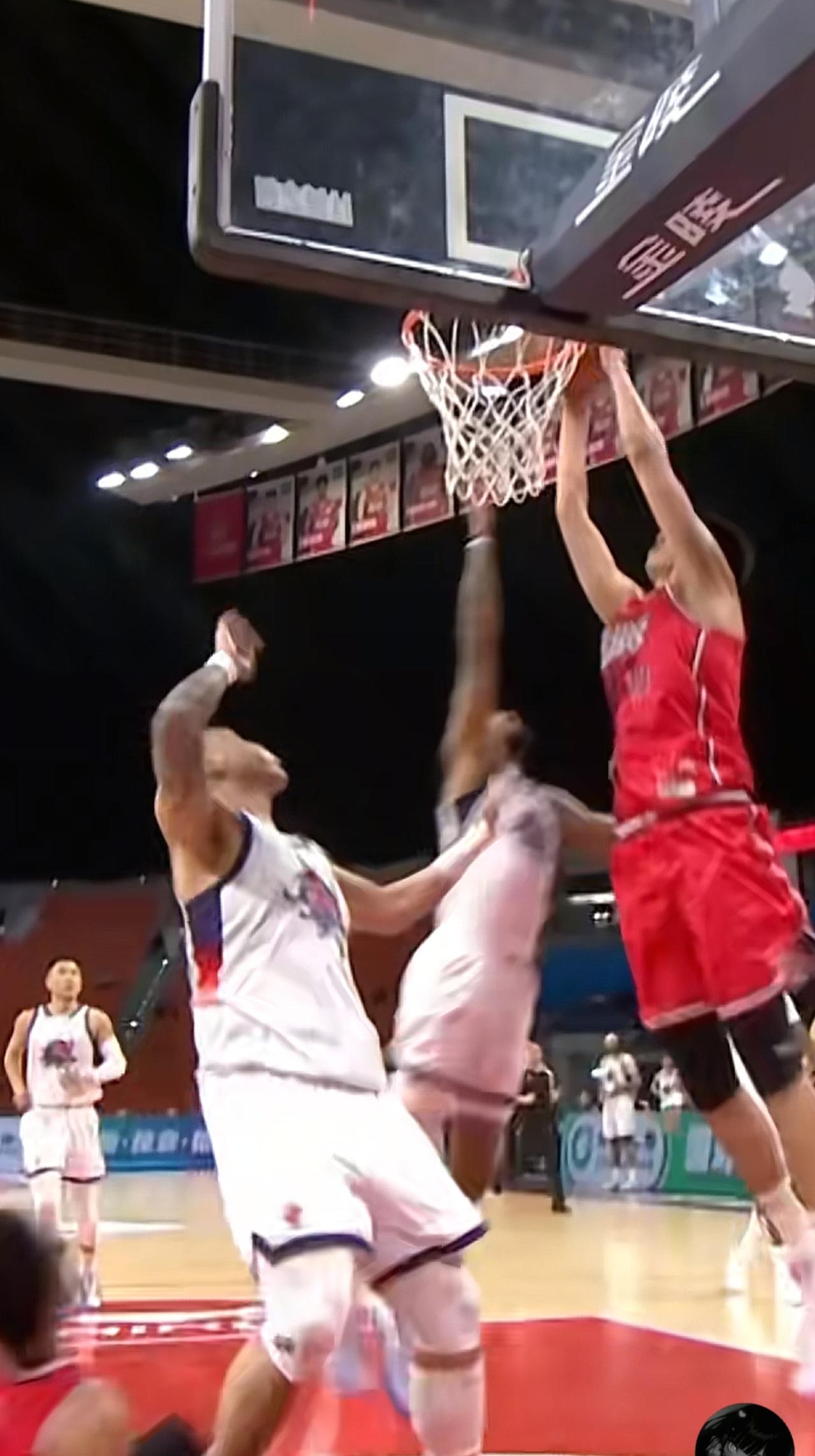 过个年回来，徐昕明显又升级了，昨晚的比赛徐昕锤爆了山东内线，现在的徐昕气质完全不