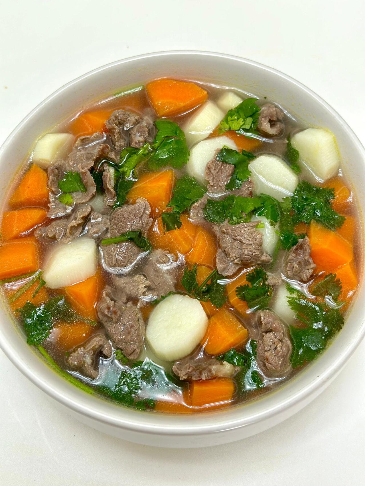 萝卜炖牛肉是一道经典的家常暖身菜。牛肉切块焯水后，与姜、葱、八角等香料一同