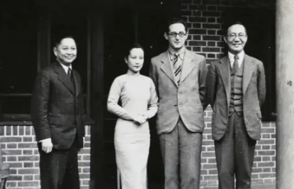 1935年的一次上流舞会，张学良看上了风姿绰约的蓝妮，派人给了她母亲一张5万元的