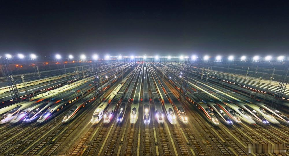 春运临近动车集结如陆地航母春运即将开启，华中地区最大的动车检修基地——武汉动车