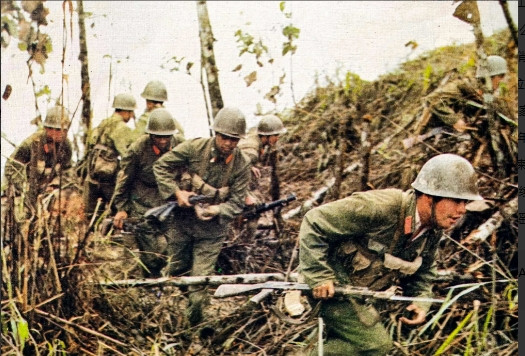 1979年，对越反击战，我军夺下四号高地后，战士们开始打扫敌营指挥所。在洞口七八