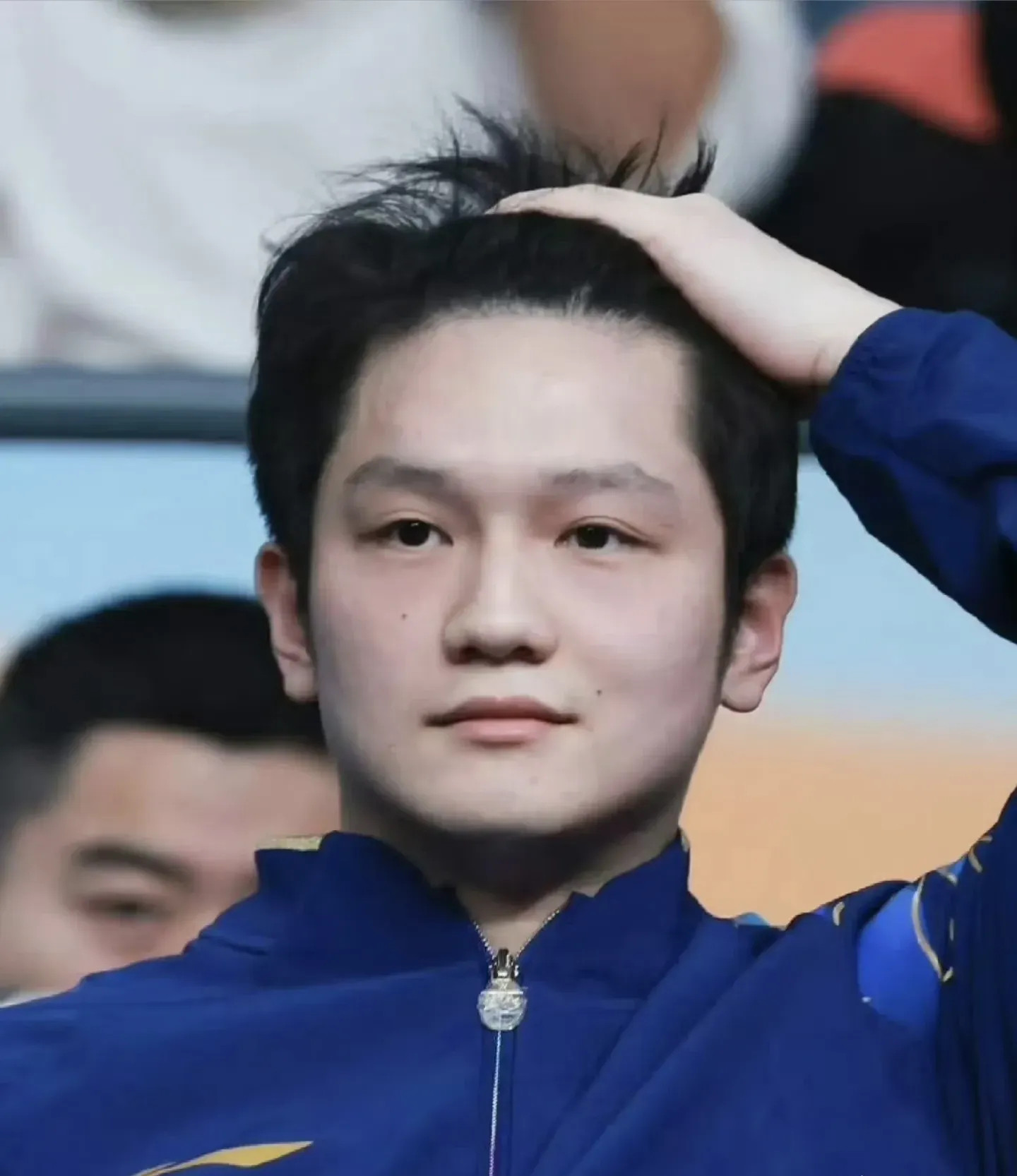 樊振东面临巨大压力，身心尚未调整。团队沟通需反复，个人难以承受过多责任。处境艰难