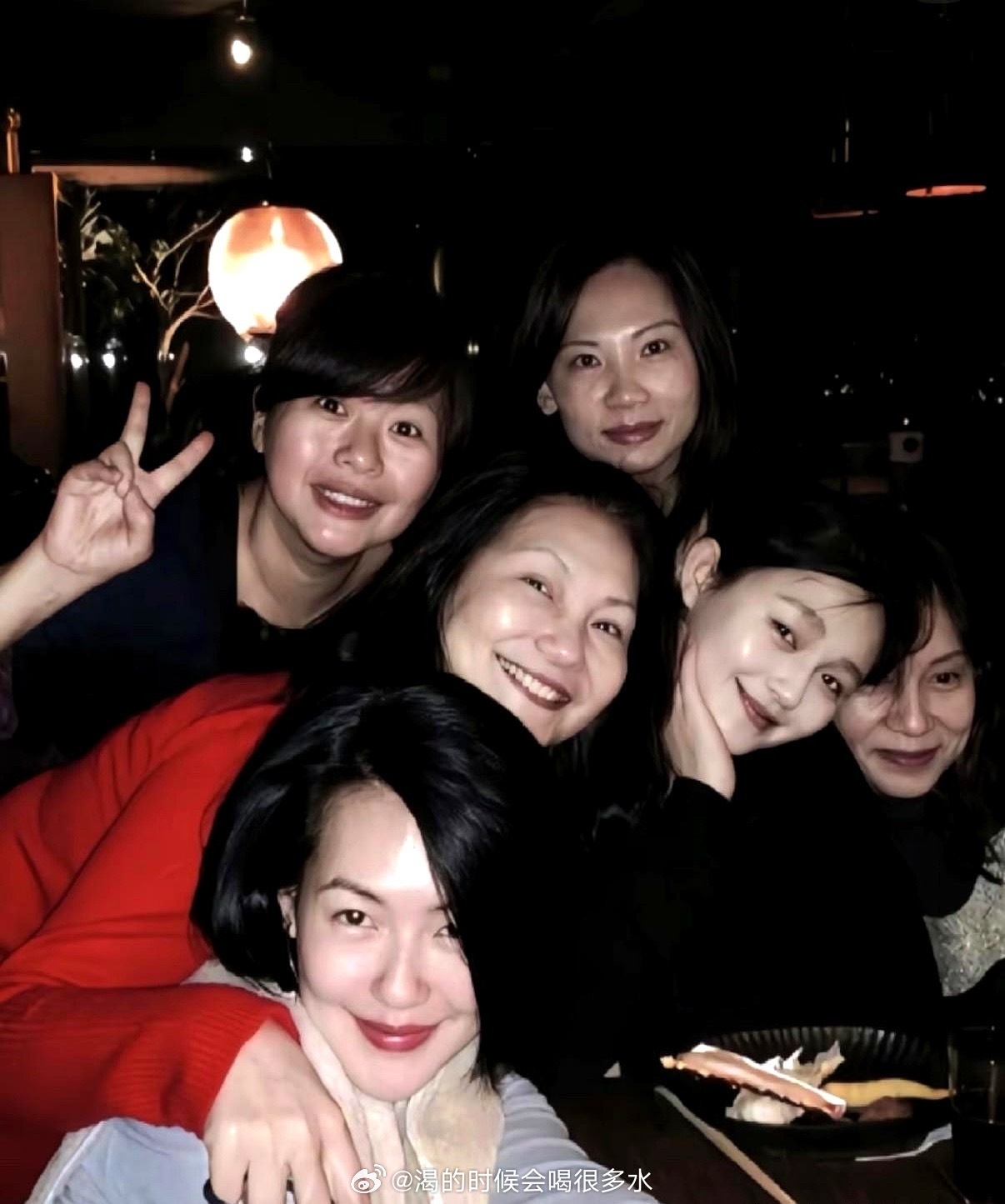 大S坐在自家银楼里，神情像个小大人，从她身上的鞋子袜子便能看出她从小就活得精致