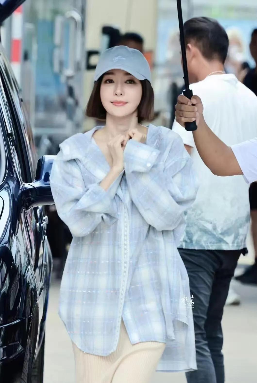 秦岚波波头杀疯了！直接嫩回少女感✨浅蓝格子衬衫+针织裙，休闲随性又时髦。波