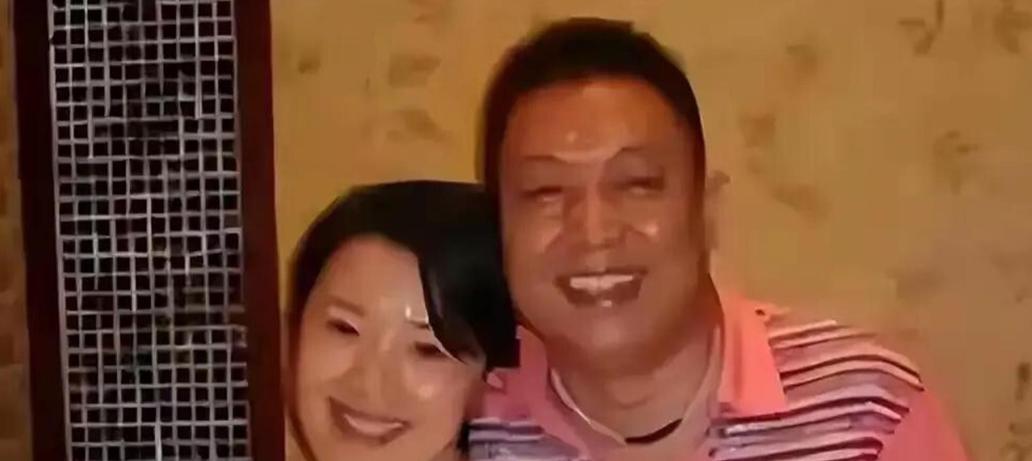 王为念这次住院，真把人看愣了，病床前一直忙前忙后伺候的，不是别人，是他跟第一任妻