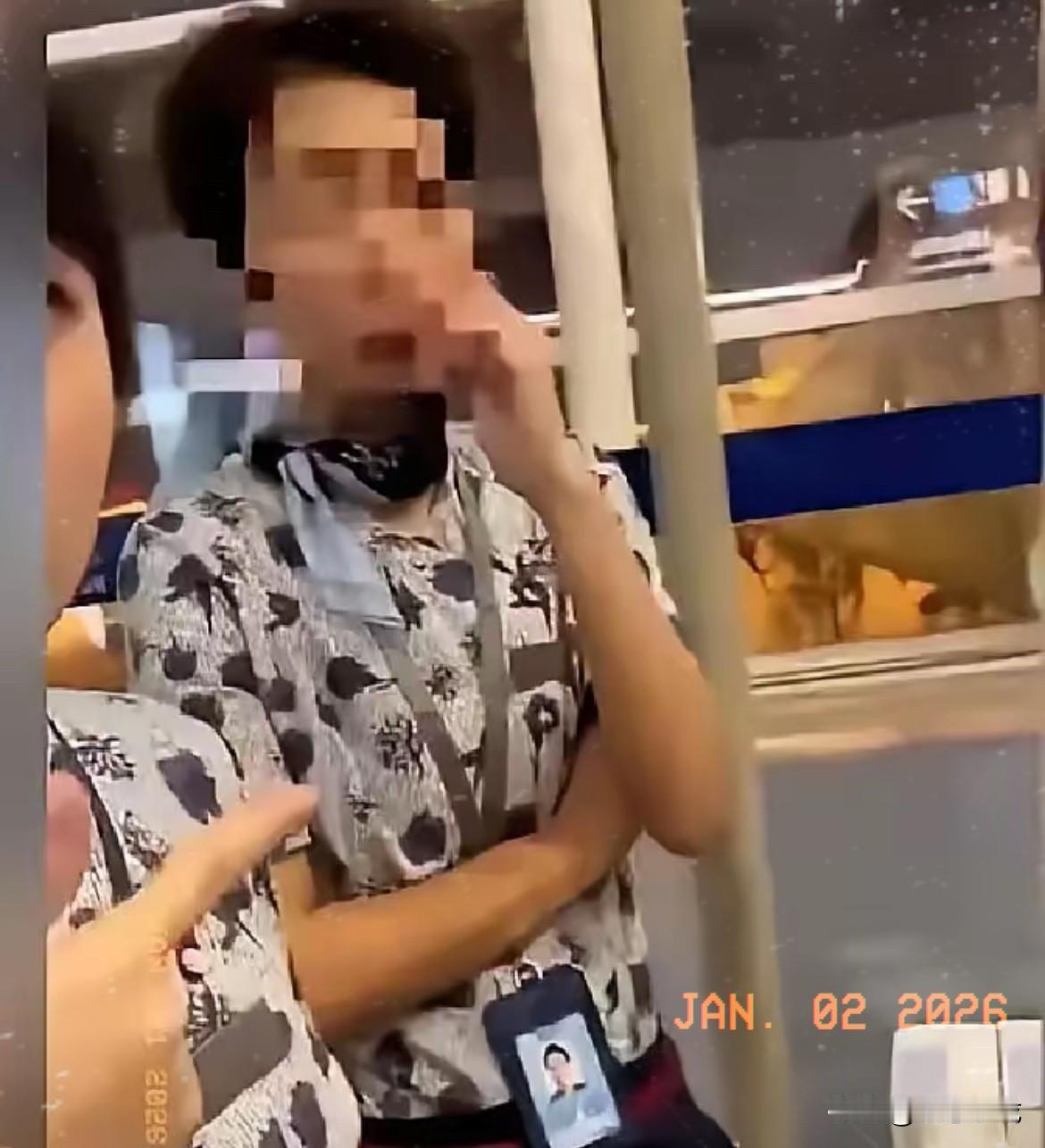 无锡飞北京的候机厅，这一幕看得人瞬间汗毛倒竖！外籍女子揣着能窜火苗的打火机直