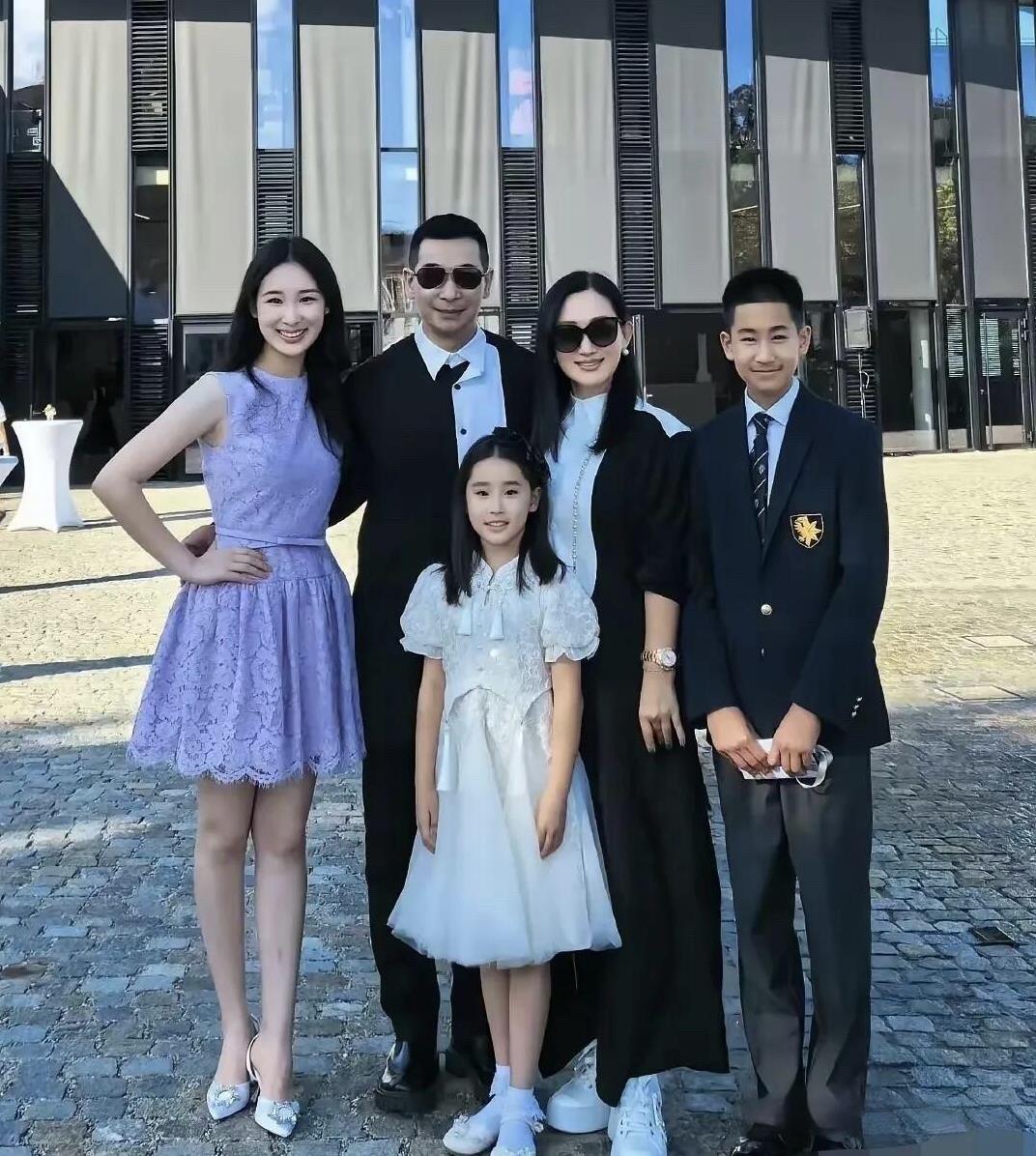 这一家人的合影真养眼，爸爸妈妈都是高颜值的，孩子们也遗传到他们的好基因。男的因参