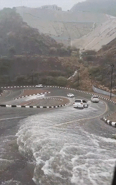 在这样的路上开车，到底有危险没有！
