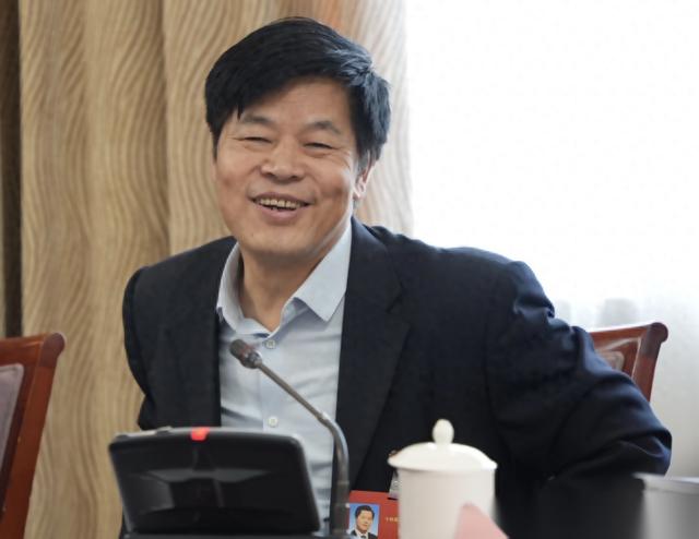 据《南方周末》记者韩谦报道，2026年3月8日的十四届全国人大四次会议上，全国人