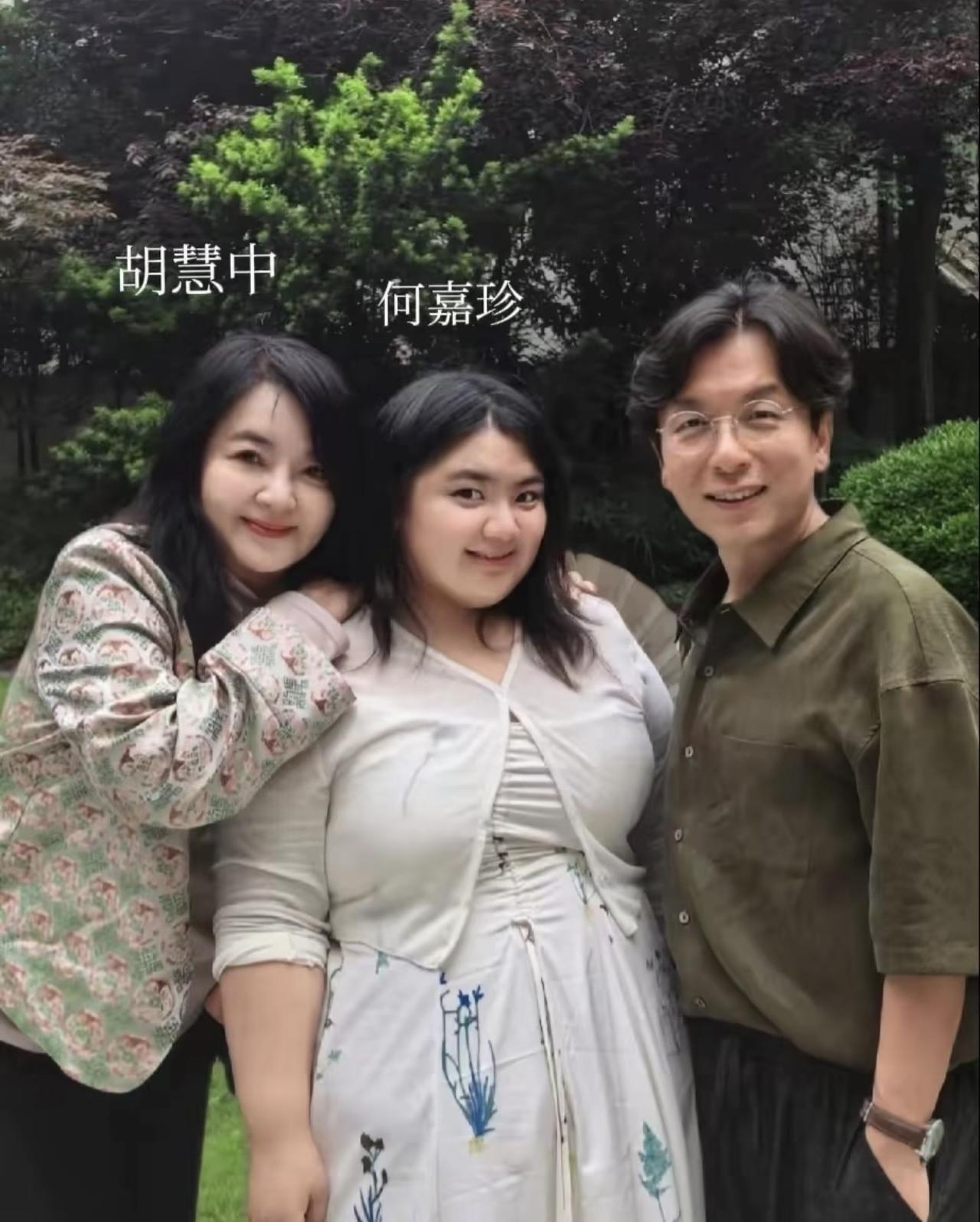 没想到银幕上飒爽的“霸王花”胡慧中，竟会带着女儿站在旧上海歌后周璇的故居里！说起