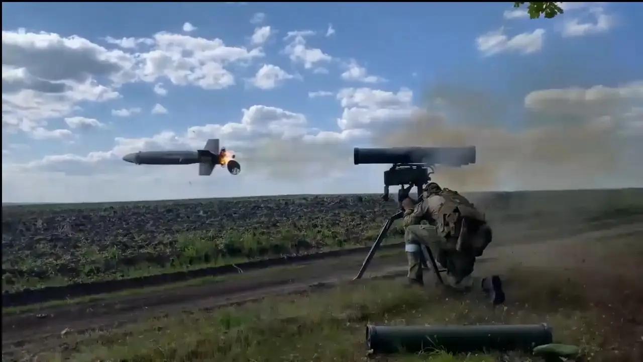 俄罗斯短号反坦克导弹，确切说是多用途导弹。威力巨大，破甲1050毫米，弹头多。除