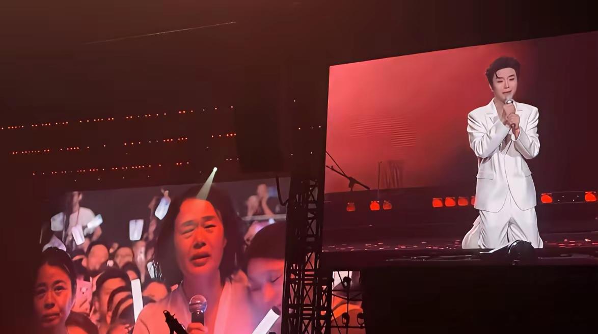 李玉刚大连演唱会上给班主任下跪，直接看破防了。31个初中同学组团来看他，老姚老