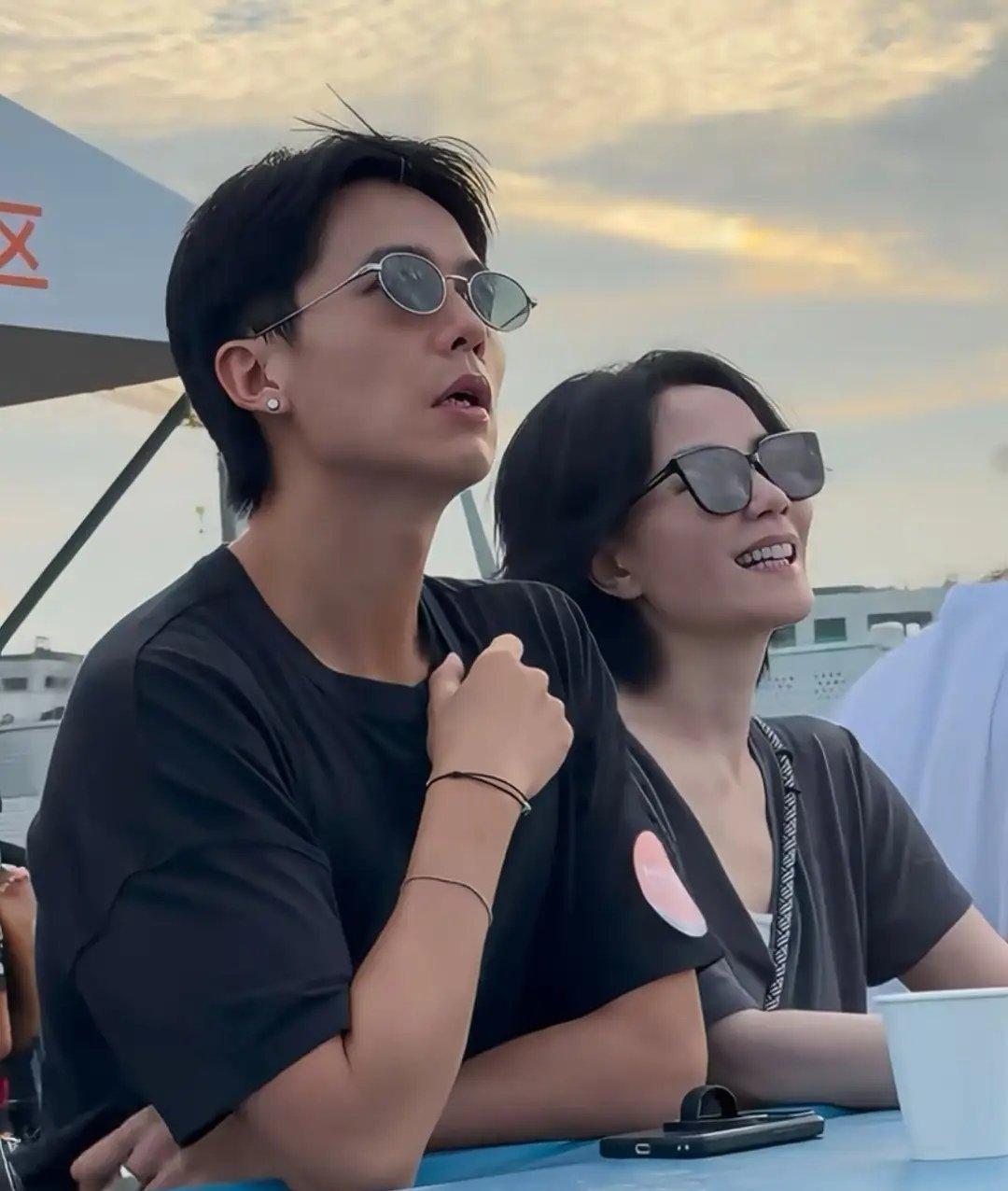 李亚鹏给亲女儿李嫣买头等舱，给窦靖童却买经济舱，窦靖童根本不在乎，李亚鹏还是费了