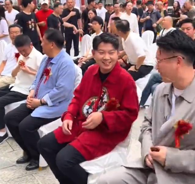 郭德纲前脚出事，后脚主流相声圈就团聚了姜昆，苗阜，曹云金一起现身活动现场，相