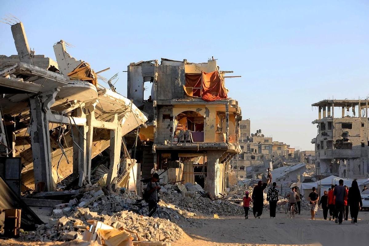 两架上亿美元的美军C-130特种运输机，直挺挺地趴窝在伊朗腹地。但你猜，第一个冲